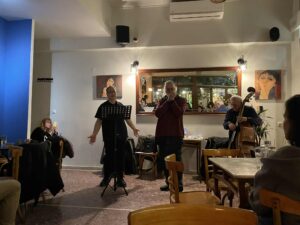 Ο άνεμος χορεύει ανάμεσα στις καλαμιές